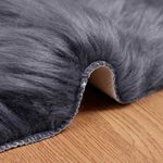 Casa si Gradina - Textile si covoare - Covoare - Covoare casa - Covor Faux din Lana de oaie Antracit 60 x 90 cm Poliester - Infinity.ro