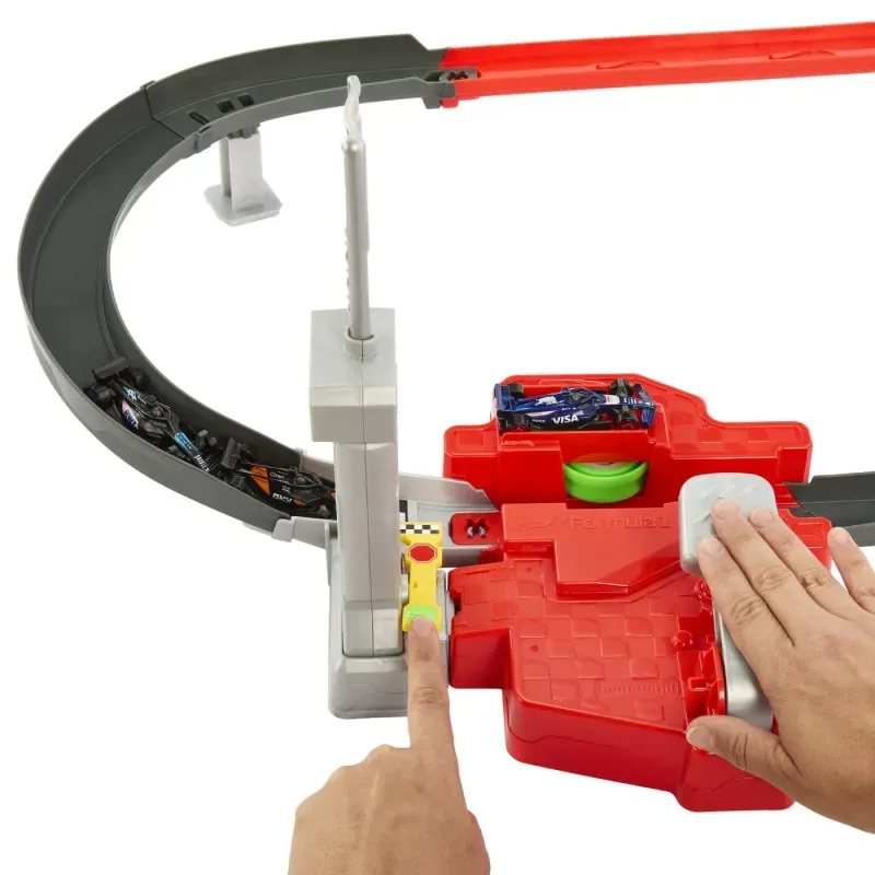 Jucarii, Copii si Bebe - Jucarii si jocuri - Jucarii & jocuri educative - Jucarii interactive - Set de joaca circuit de curse cu 3 masinute incluse,  Hot Wheels Formula 1 - Infinity.ro