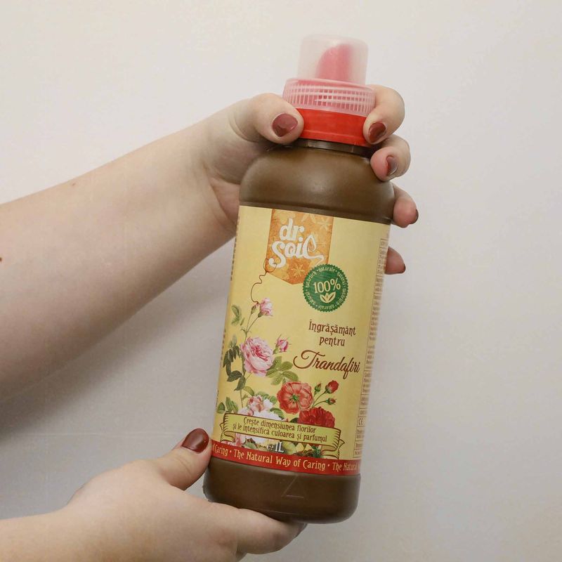 Casa si Gradina - Gradinarit si plante - Intretinere gradina - Pamant flori, ingrasaminte si pesticide - Dr.Soil Ingrasamant organic lichid pentru trandafiri, 1litru - Infinity.ro