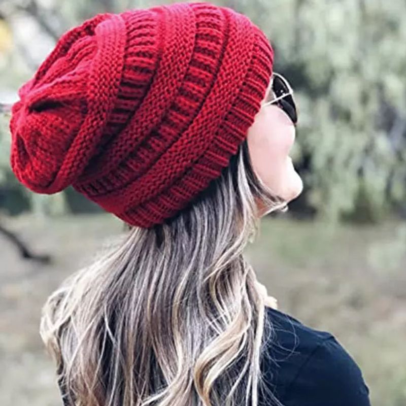 Fashion, accesorii si bijuterii - Femei - Accesorii femei - Caciuli si palarii femei - Fes de iarna cu interior din satin pentru protectia parului - Rosu Bordeaux - Infinity.ro
