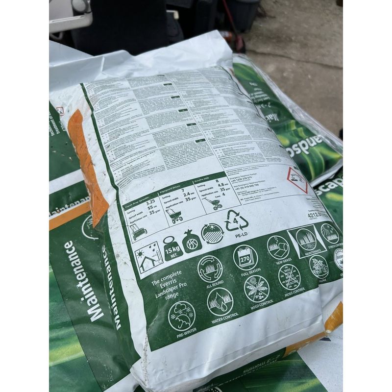 Casa si Gradina - Gradinarit si plante - Intretinere gradina - Pamant flori, ingrasaminte si pesticide - Landscaper Pro Maintenance – Ingrasamant profesional pentru gazon, 15 kg (ICL) - Infinity.ro
