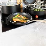 Casa si Gradina - Bucatarie si vesela - Vase pentru gatit - Tigai si seturi - Tigaie universala AMBITION Ribs, 28cm, invelis Qualum Basic, inductie - Infinity.ro