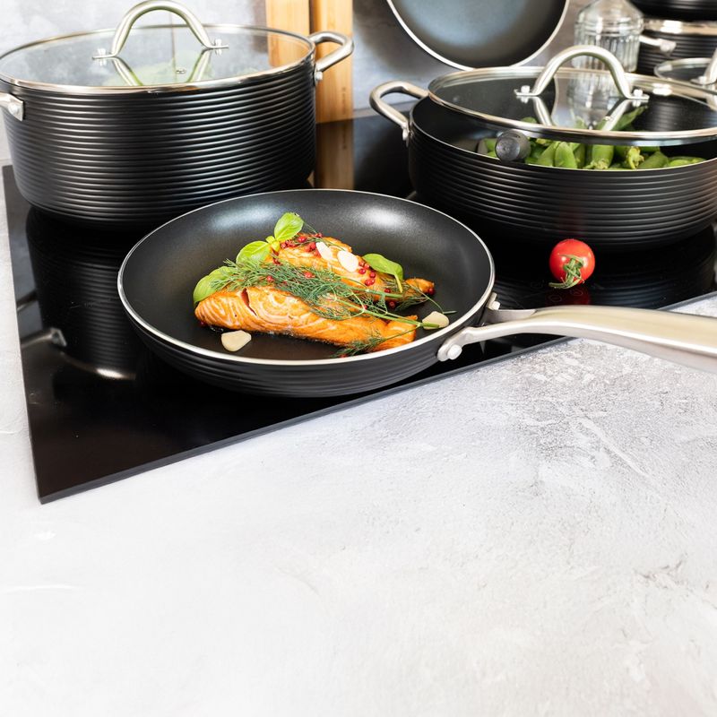 Casa si Gradina - Bucatarie si vesela - Vase pentru gatit - Tigai si seturi - Tigaie universala AMBITION Ribs, 28cm, invelis Qualum Basic, inductie - Infinity.ro