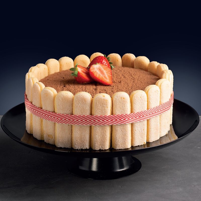 Casa si Gradina - Bucatarie si vesela - Vesela si tacamuri - Platouri de bucatarie - Platou tort/desert cu talpa AMBITION Lily, 32cm, sticla opal, negru - Infinity.ro