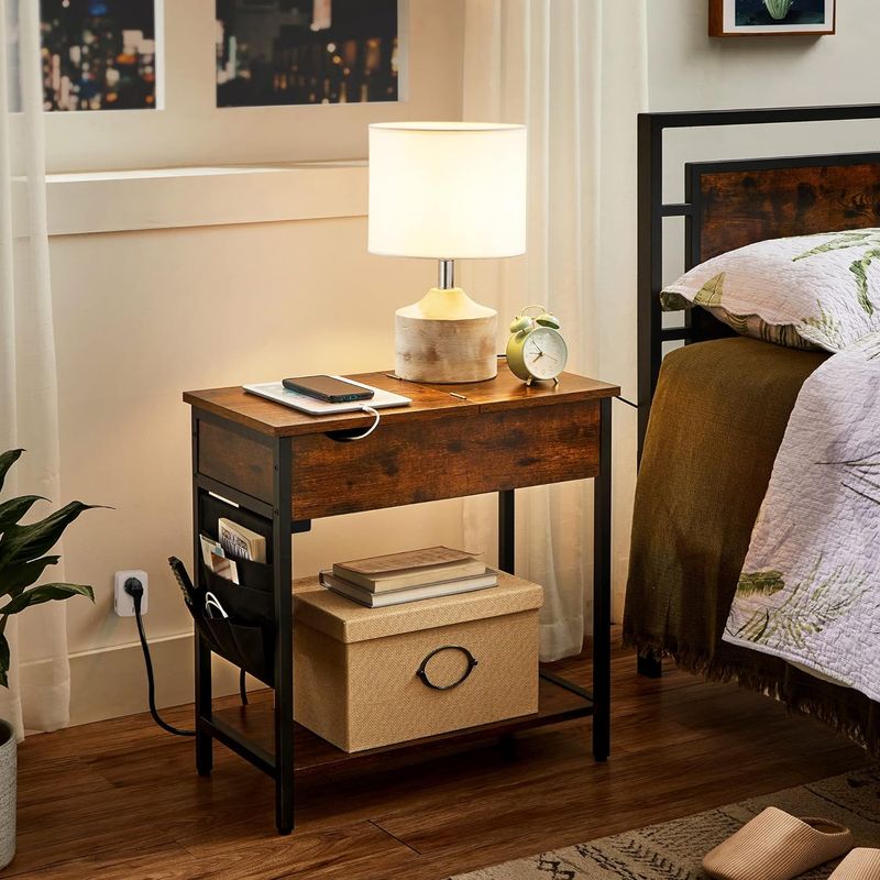 Casa si Gradina - Mobilier - Mese si birouri - Masute de cafea - Masa laterala pliabila, tip noptiera, cu prize si porturi USB, raft si geanta din textil, 60x32x60 cm, maro rustic - Infinity.ro