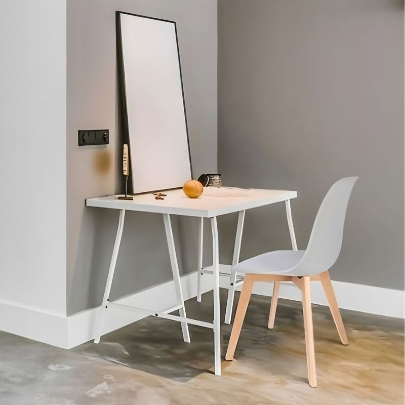 Casa si Gradina - Mobilier - Scaune si fotolii - Scaune - Scaun dining ADA, Jumi, din plastic gri si picioare lemn de fag - Infinity.ro