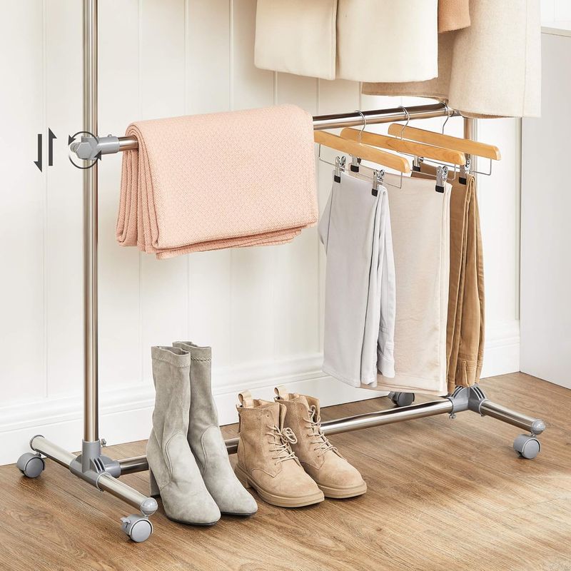 Casa si Gradina - Mobilier - Organizare si depozitare - Cuiere - Suport pentru haine cu sina superioara extensibila, pe roti, reglabil in inaltime 113-198cm, argintiu - Infinity.ro
