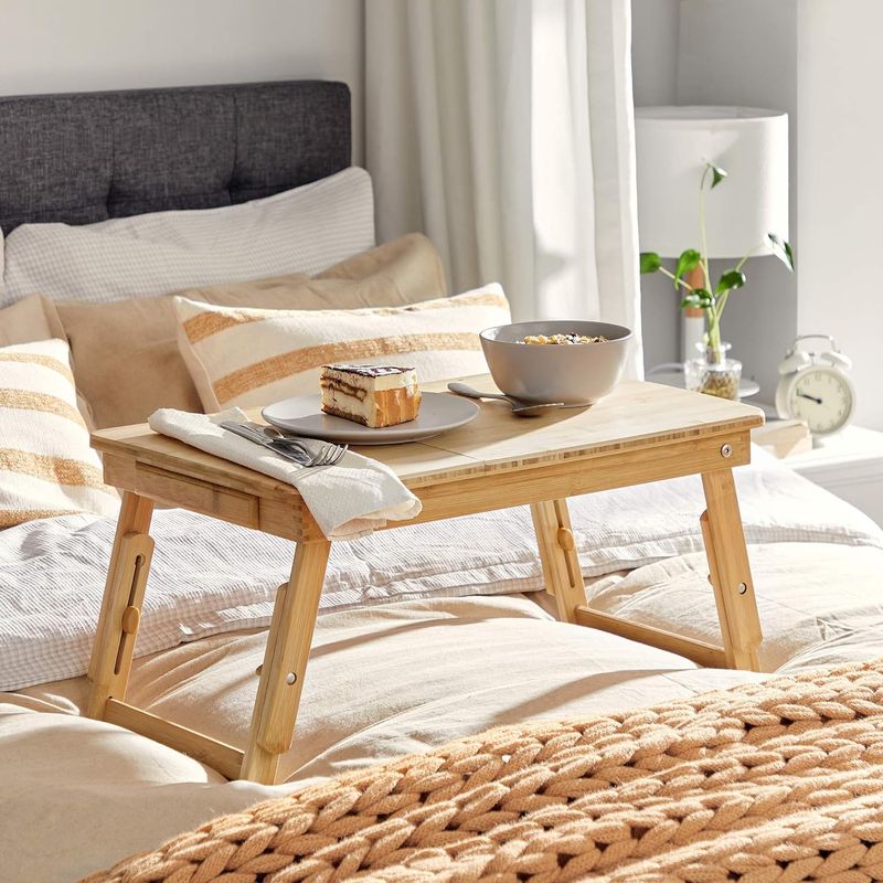Casa si Gradina - Mobilier - Comode si corpuri - Noptiere - Masuta laptop sau mic dejun, din bambus, reglabila pe inaltime si unghi, cu sertar lateral, 68x35x22-32 cm, natural - Infinity.ro