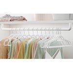 Casa si Gradina - Mobilier - Organizare si depozitare - Umerase si valeti - Set de 50 de umerase pentru haine, anti-alunecare cu catifea, bara de cravata si carlig pivotant, 43,5 cm, alb - Infinity.ro