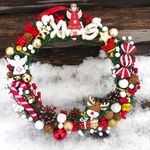 Casa si Gradina - Decoratiuni - Decoratiuni de sezon - Coronita decorativa de Craciun, din nuiele si brad artificial, decorata cu nuci, conuri, merisoare si mici decoratiuni de sezon, 40 cm, multicolor - Infinity.ro