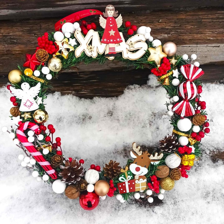 Coronita decorativa de Craciun, din nuiele si brad artificial, decorata cu nuci, conuri, merisoare si mici decoratiuni de sezon, 40 cm, multicolor