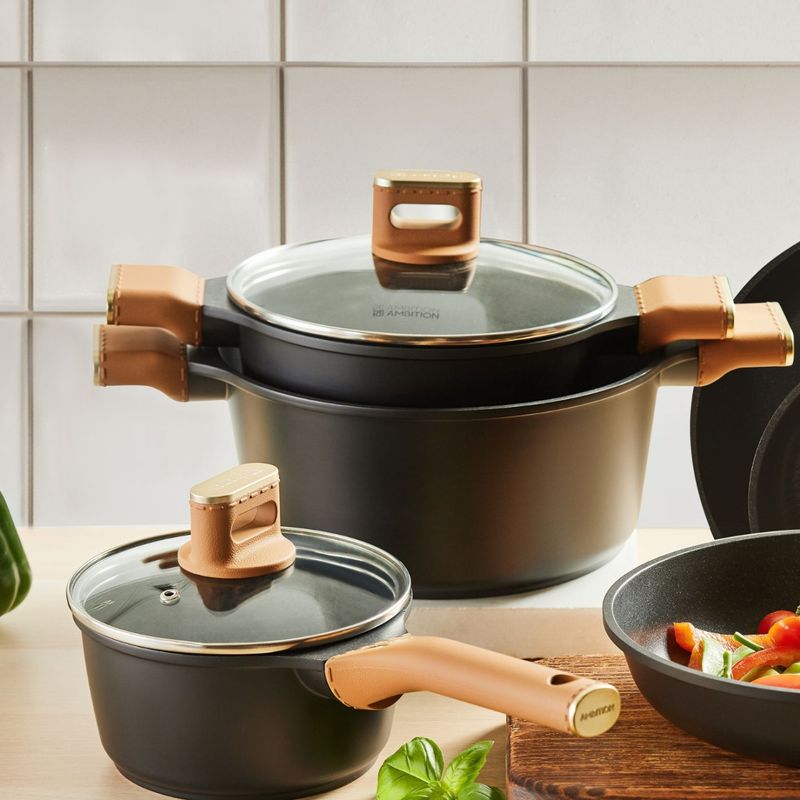 Casa si Gradina - Bucatarie si vesela - Vase pentru gatit - Oale si cratite - Cratita cu capac AMBITION Camel, 16cm, 1.4L, invelis Qualum Basic Stone Edition, maner piele, inductie - Infinity.ro