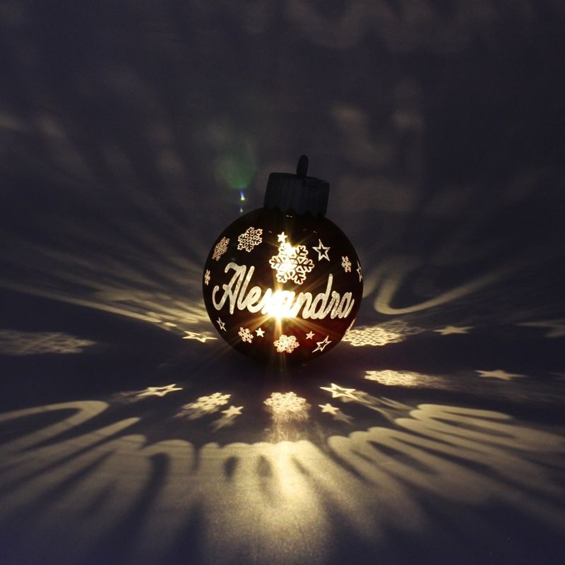 Casa si Gradina - Decoratiuni - Decoratiuni de sezon - Glob de Craciun, cu led, culoarea rosu, nume „Alexandra" - Infinity.ro