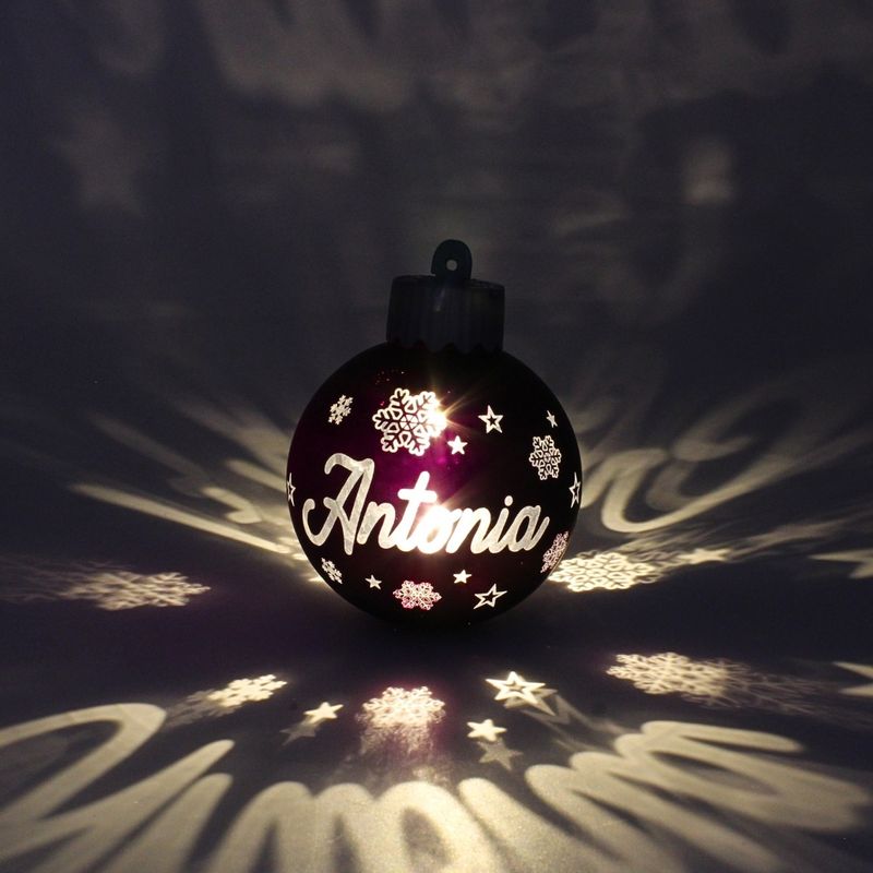 Casa si Gradina - Decoratiuni - Decoratiuni de sezon - Glob de Craciun, cu led, culoarea visiniu, nume „Antonia" - Infinity.ro