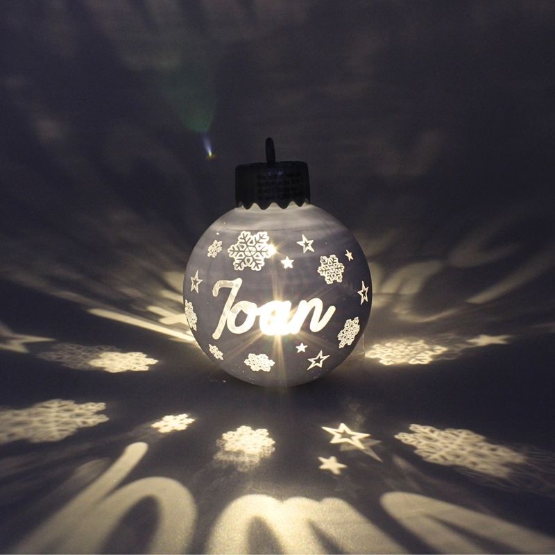 Casa si Gradina - Decoratiuni - Decoratiuni de sezon - Glob de Craciun, cu led, culoarea argintiu, nume „Ioan" - Infinity.ro
