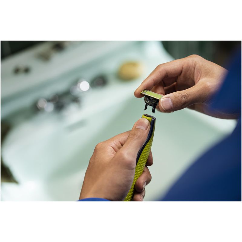 Ingrijire personala si Cosmetice - Aparate & accesorii ingrijire personala - Aparate de ras si tuns - Aparate de ras electrice - Aparat hibrid de barbierit si tuns barba PHILIPS OneBlade 360 QP2734/31, pieptene reglabil 5 in 1, reincarcabil, umed si - Infinity.ro