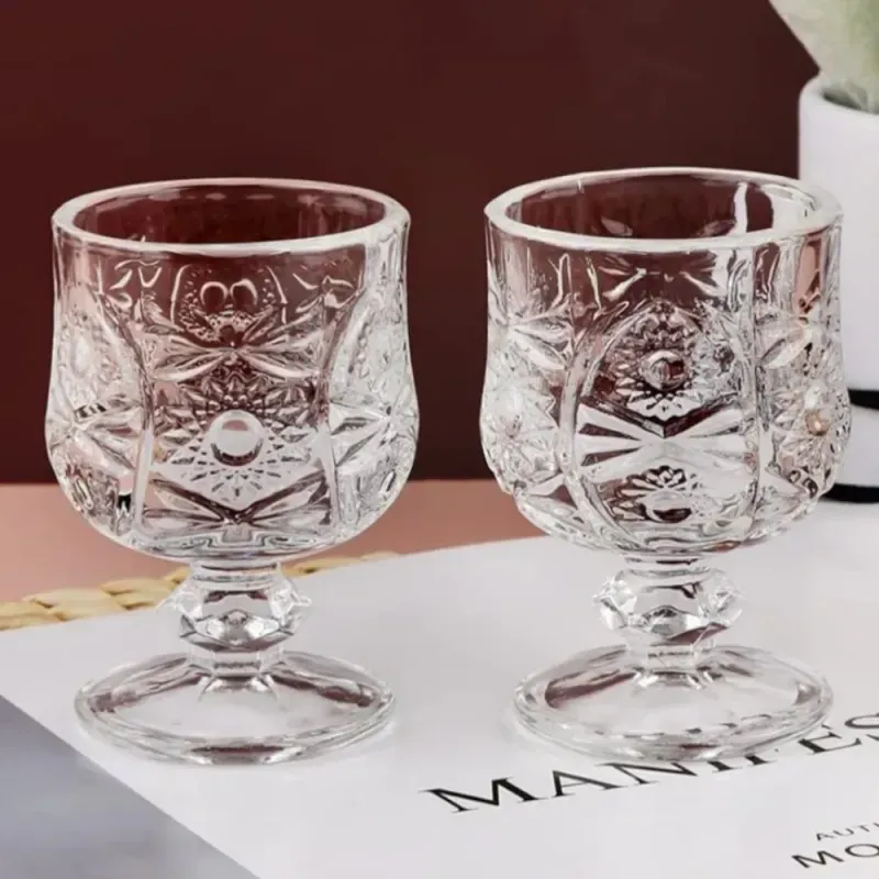 Casa si Gradina - Bucatarie si vesela - Cani si pahare - Pahare - Set 6 Pahare din Sticla cu Picior Decorativ – Model Vintage Elegant in Relief, 150ml, Ideal pentru Lichior si Aperitive - Infinity.ro