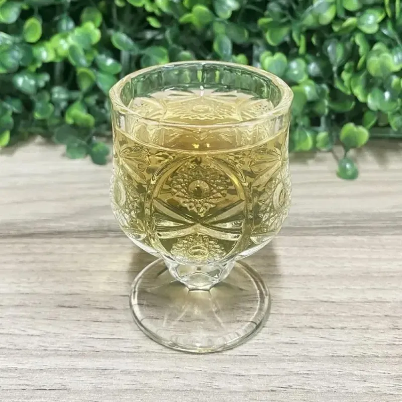 Casa si Gradina - Bucatarie si vesela - Cani si pahare - Pahare - Set 6 Pahare din Sticla cu Picior Decorativ – Model Vintage Elegant in Relief, 150ml, Ideal pentru Lichior si Aperitive - Infinity.ro