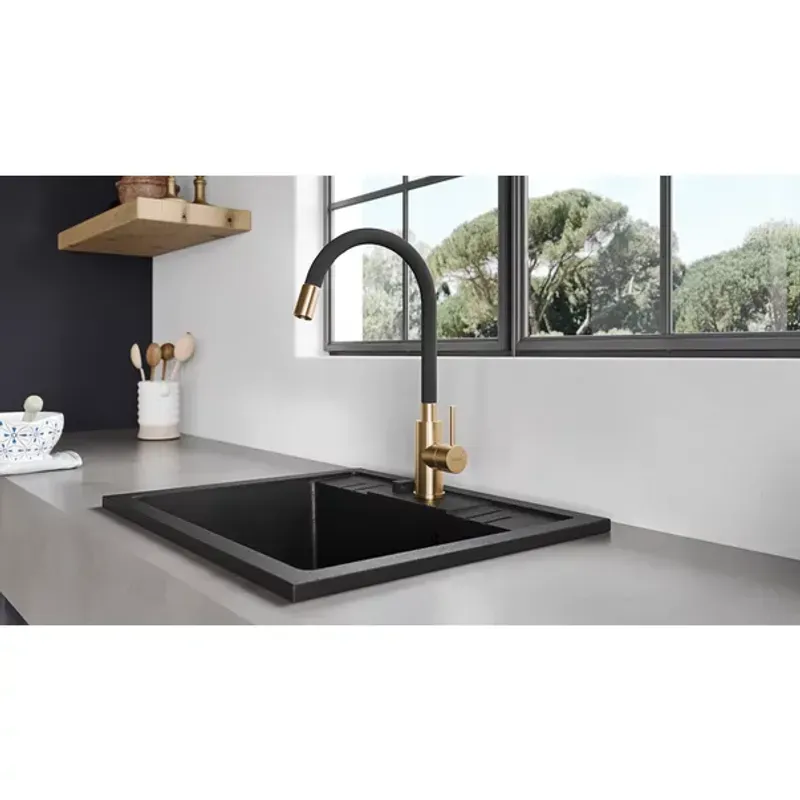 Casa si Gradina - Sanitare - Chiuveta bucatarie si accesorii - Baterii bucatarie - Baterie bucatarie cu pipa flexibila negru/auriu Ferro Zumba - Infinity.ro