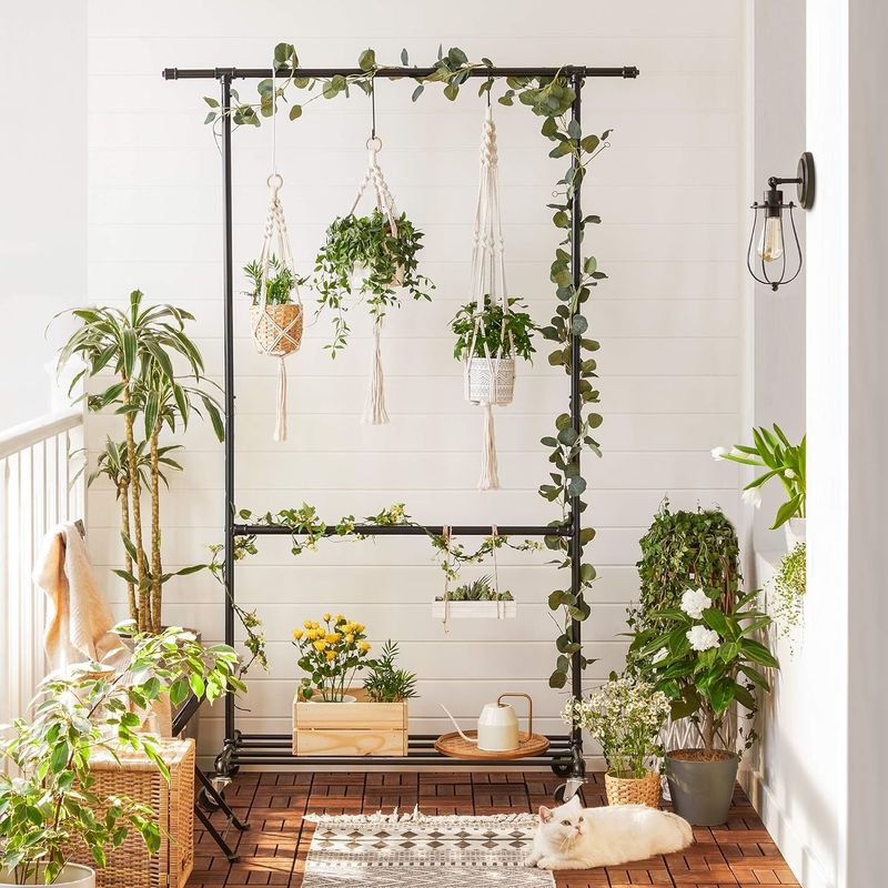 Casa si Gradina - Mobilier - Organizare si depozitare - Cuiere - Suport pentru haine, cu raft si 2 sine de agatat, cadru metalic, cu roti, 130x49x198cm, industrial, negru - Infinity.ro