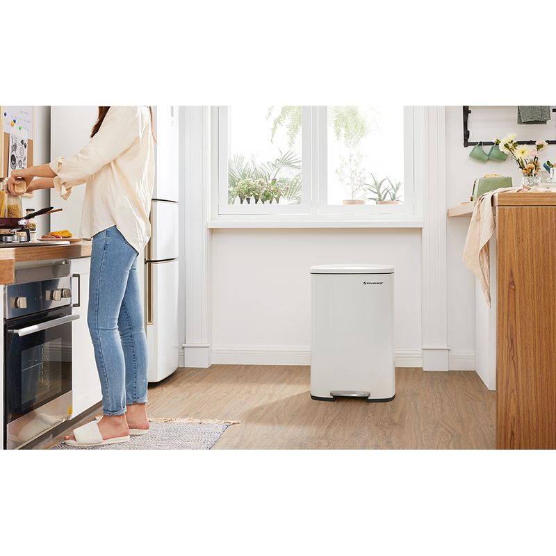 Casa si Gradina - Mobilier - Organizare si depozitare - Cosuri de gunoi - Cos de gunoi din otel cu pedala, galeata interioara plastic, capac inchidere lenta, 50L, 43x32x66cm, alb - Infinity.ro