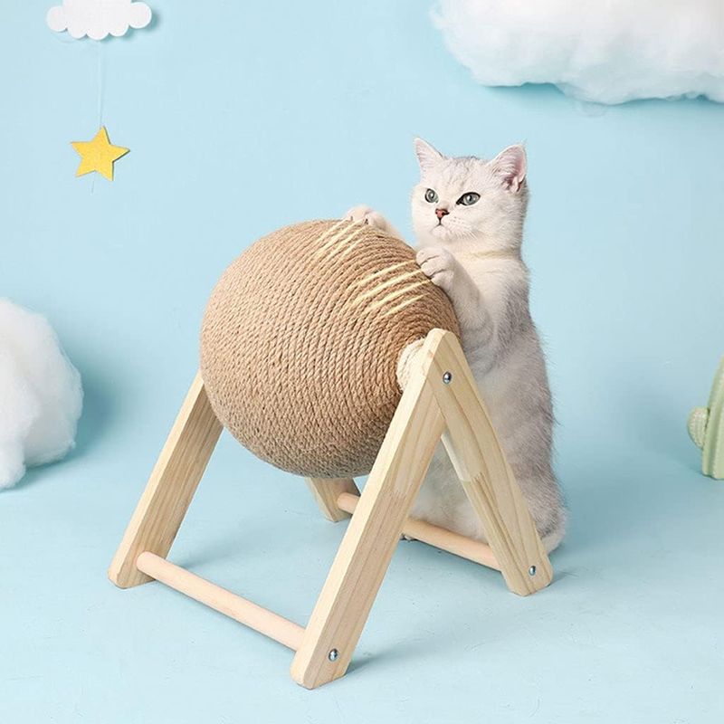 Petshop - Accesorii petshop - Jucarii animale - Jucarii interactive animale - Jucarie pentru pisici Brivoo, minge rotativa O 12 cm, stativ din lemn, doua moduri de asamblare, culoare maro - Infinity.ro