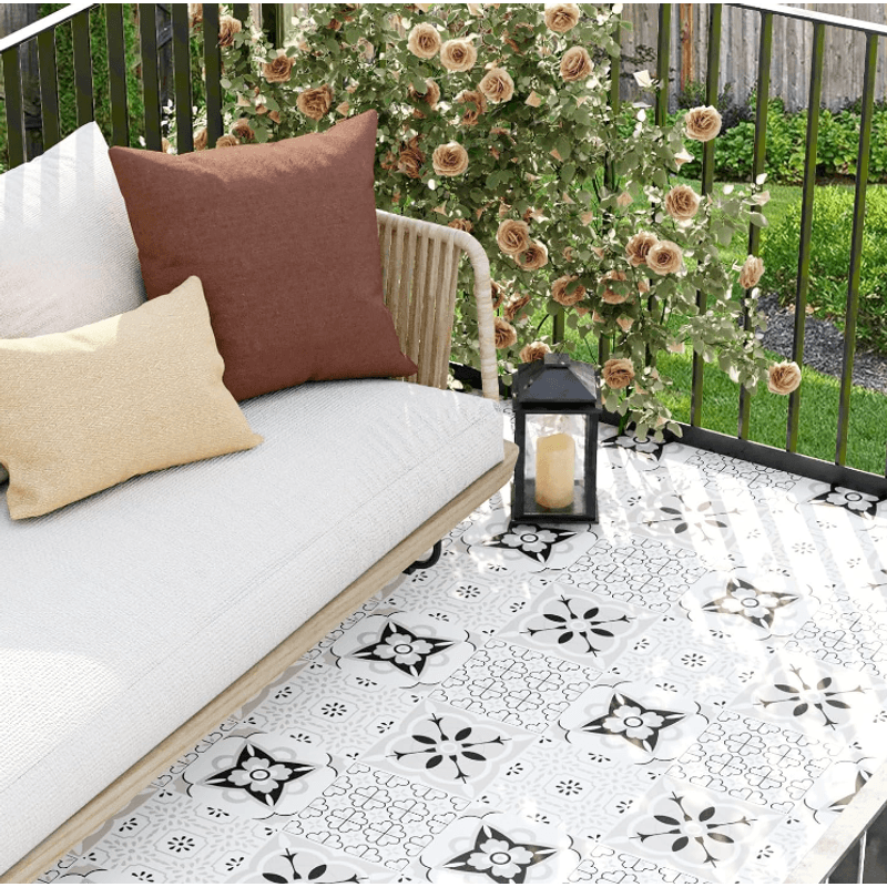 Casa si Gradina - Decoratiuni - Tapet - Set 12 placi autocolante din vinil 30 x 30 cm rezistente la apa model FLORAL ALB NEGRU DP0202 - Infinity.ro