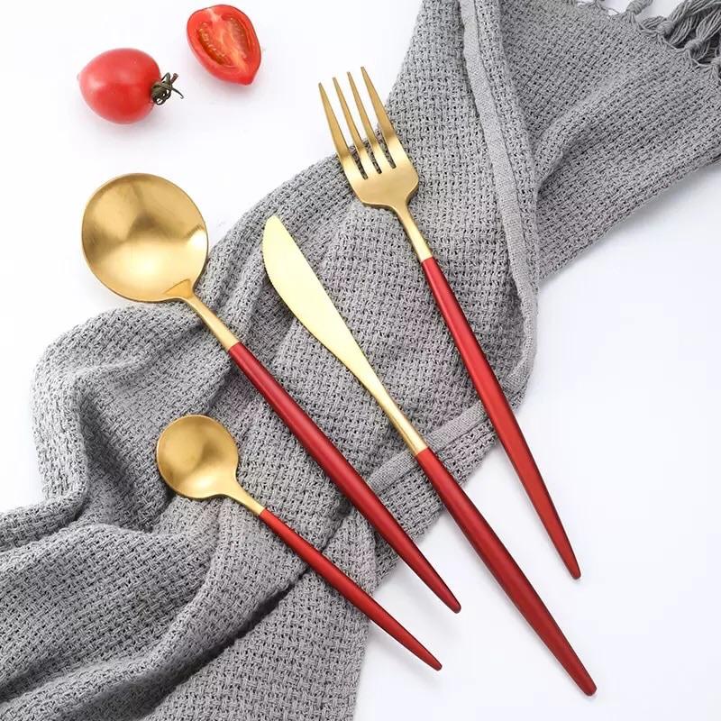 Casa si Gradina - Bucatarie si vesela - Vesela si tacamuri - Tacamuri si seturi - Set de 24 piese tacamuri in stil portughez- culoare rosu si auriu - Infinity.ro