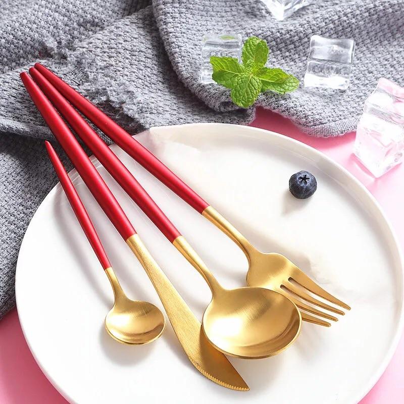 Casa si Gradina - Bucatarie si vesela - Vesela si tacamuri - Tacamuri si seturi - Set de 24 piese tacamuri in stil portughez- culoare rosu si auriu - Infinity.ro