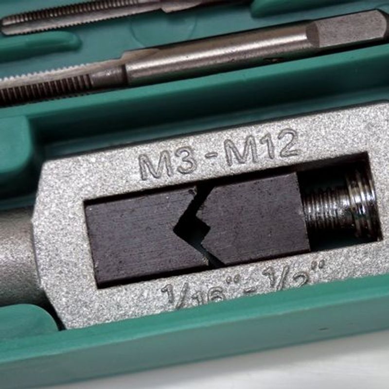 Casa si Gradina - Constructii - Scule de mana si unelte - Seturi scule - Cutie 12 piese Filiere si Tarozi tip trusa - Infinity.ro