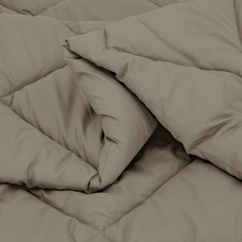 Casa si Gradina - Textile si covoare - Perne si pilote - Pilote - Duvet de iarna Gri deschis 200 x 200 cm Microfibra - Infinity.ro