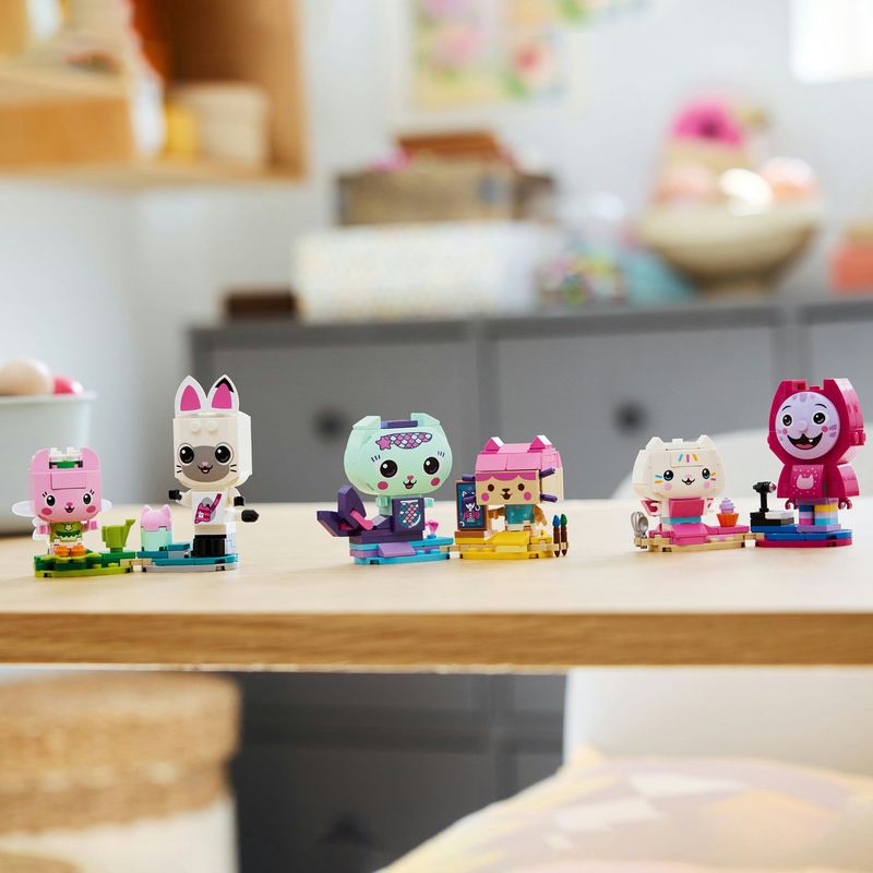 Jucarii, Copii si Bebe - Jucarii si jocuri - Seturi de constructie si cuburi - Seturi de constructie - LEGO Gabby’s Dollhouse Prietenele Pisicute din Caramizi 11215 - Infinity.ro