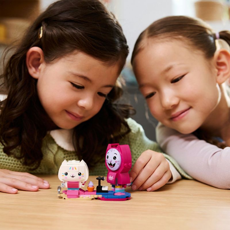 Jucarii, Copii si Bebe - Jucarii si jocuri - Seturi de constructie si cuburi - Seturi de constructie - LEGO Gabby’s Dollhouse Prietenele Pisicute din Caramizi 11215 - Infinity.ro