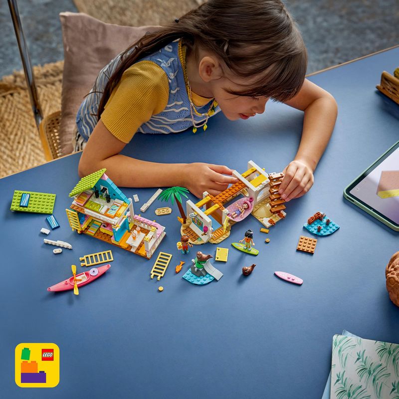 Jucarii, Copii si Bebe - Jucarii si jocuri - Seturi de constructie si cuburi - Seturi de constructie - LEGO Friends Casa pe plaja cu foci 42699 - Infinity.ro