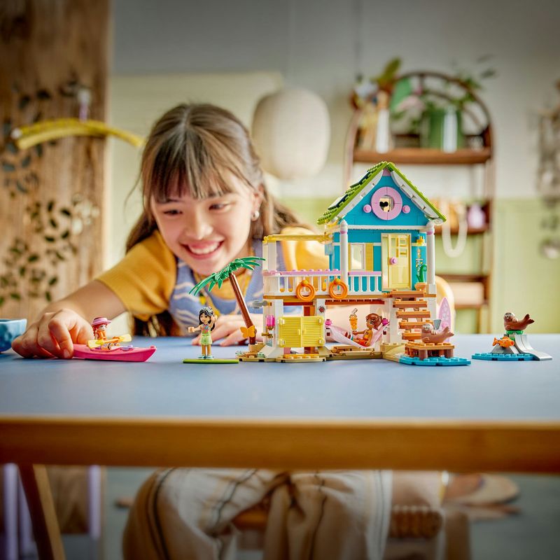 Jucarii, Copii si Bebe - Jucarii si jocuri - Seturi de constructie si cuburi - Seturi de constructie - LEGO Friends Casa pe plaja cu foci 42699 - Infinity.ro