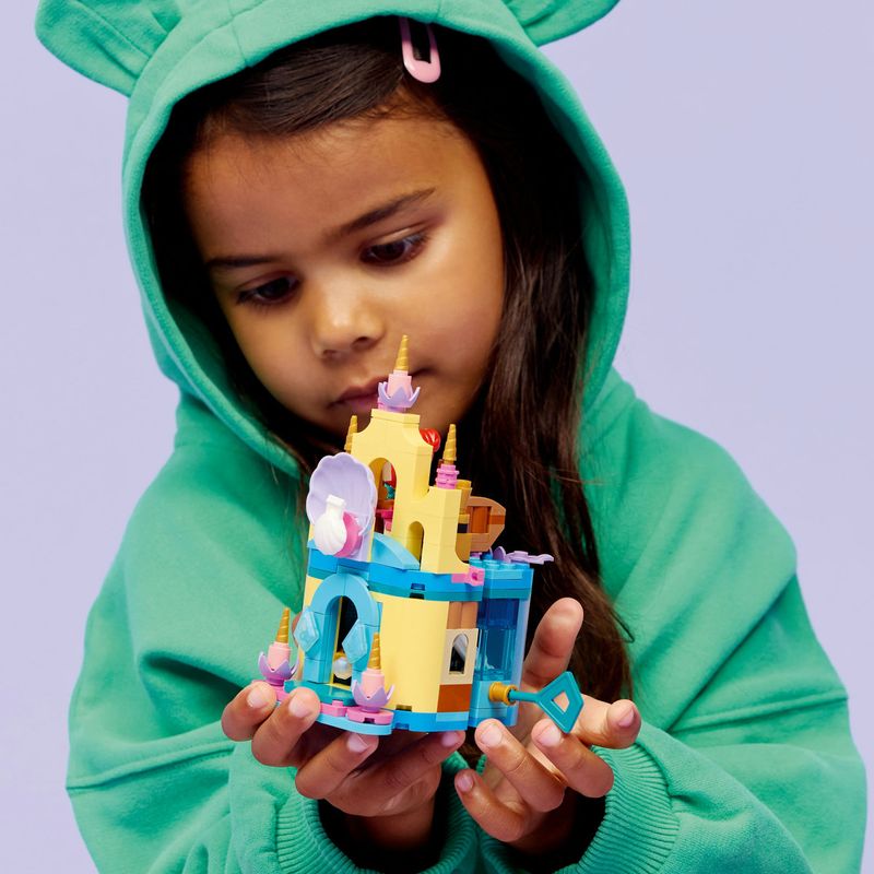 Jucarii, Copii si Bebe - Jucarii si jocuri - Seturi de constructie si cuburi - Seturi de constructie - LEGO Disney Princess Minipalatul Magic al lui Ariel 43285 - Infinity.ro