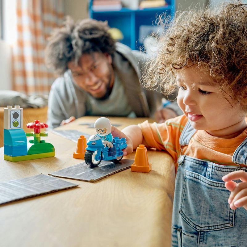 Jucarii, Copii si Bebe - Jucarii si jocuri - Seturi de constructie si cuburi - Seturi de constructie - LEGO DUPLO Orasul Meu Motocicleta Albastra de Politie 10471 - Infinity.ro