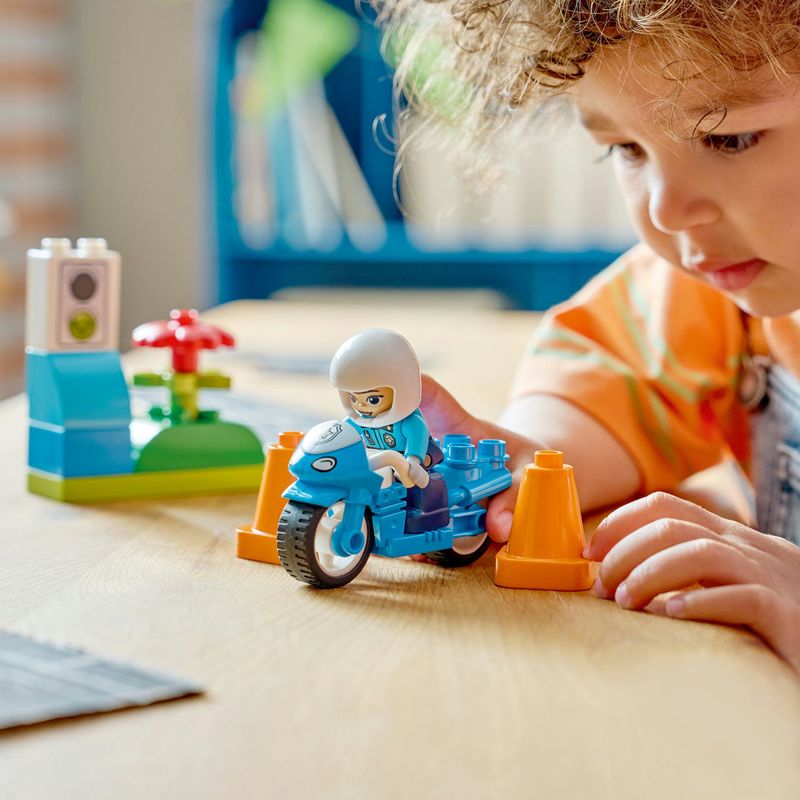 Jucarii, Copii si Bebe - Jucarii si jocuri - Seturi de constructie si cuburi - Seturi de constructie - LEGO DUPLO Orasul Meu Motocicleta Albastra de Politie 10471 - Infinity.ro