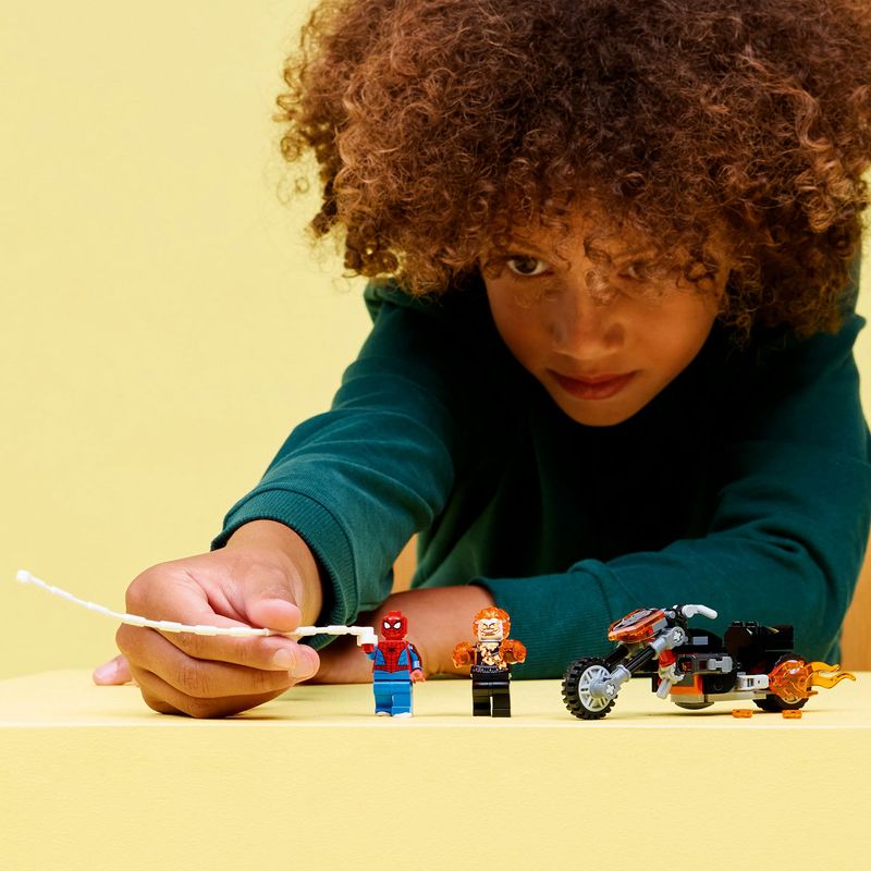 Jucarii, Copii si Bebe - Jucarii si jocuri - Seturi de constructie si cuburi - Seturi de constructie - LEGO Marvel Omul Paianjen vs Calaretul Fantoma pe Motocicleta 76335 - Infinity.ro