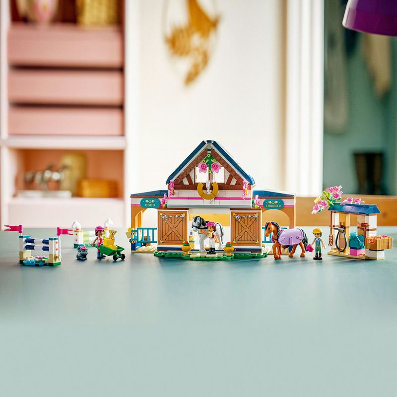 Jucarii, Copii si Bebe - Jucarii si jocuri - Seturi de constructie si cuburi - Seturi de constructie - LEGO Friends Grajd de cai si academie de echitatie 42688 - Infinity.ro