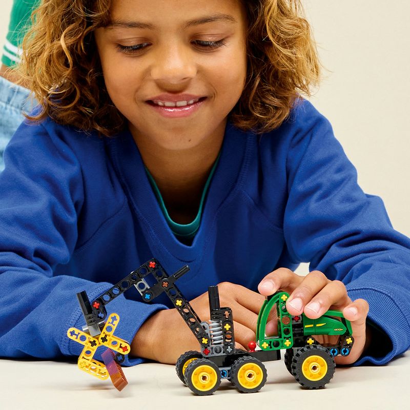 Jucarii, Copii si Bebe - Jucarii si jocuri - Seturi de constructie si cuburi - Seturi de constructie - LEGO Technic Utilaj de taiat si stivuit copaci John Deere 1470H 42218 - Infinity.ro