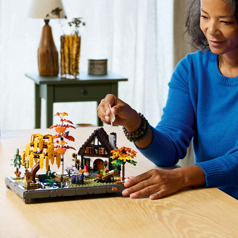 Jucarii, Copii si Bebe - Jucarii si jocuri - Seturi de constructie si cuburi - Seturi de constructie - LEGO Icons Gradina de Cabana Toamna 11372 - Infinity.ro