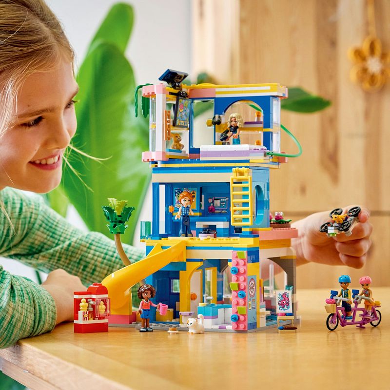 Jucarii, Copii si Bebe - Jucarii si jocuri - Seturi de constructie si cuburi - Seturi de constructie - LEGO Friends Clubul prietenilor din orasul Heartlake 42689 - Infinity.ro