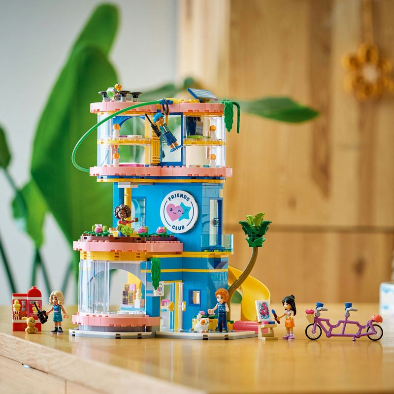 Jucarii, Copii si Bebe - Jucarii si jocuri - Seturi de constructie si cuburi - Seturi de constructie - LEGO Friends Clubul prietenilor din orasul Heartlake 42689 - Infinity.ro