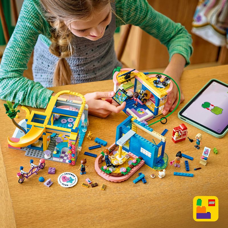 Jucarii, Copii si Bebe - Jucarii si jocuri - Seturi de constructie si cuburi - Seturi de constructie - LEGO Friends Clubul prietenilor din orasul Heartlake 42689 - Infinity.ro
