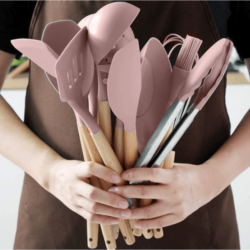 Casa si Gradina - Bucatarie si vesela - Ustensile bucatarie - Seturi ustensile de bucatarie - Set 13 Ustensile ROZ antiaderente de Bucatarie din silicon cu maner de Bambus calitate PREMIUM - Infinity.ro