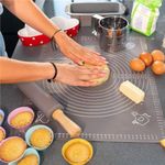 Casa si Gradina - Bucatarie si vesela - Ustensile bucatarie - Forme prajituri - Plansa din silicon alimentar de framantat aluat, rezistenta la temperaturi ridicate, 65x45cm, gri - Infinity.ro