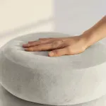 Casa si Gradina - Mobilier - Scaune si fotolii - Tabureti - Taburet tapitat Snuggo cu spatiu de depozitare, velur, diametru 42 cm, inaltime 45 cm, crem - Infinity.ro