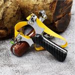 Sport si Outdoor - Camping - Accesorii camping si drumetii - Prastie profesionala metalica cu 3 zgarciuri, maner imitatie carbon, 12 cm - Infinity.ro