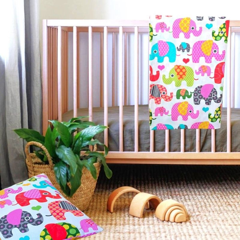 Casa si Gradina - Textile si covoare - Lenjerii de pat - Lenjerii copii - Set 3 piese patut ranforce, cearceaf pat 120×150 cm, husa elastic 60×120+15 cm si fata perna 40×40 cm, decor elefantei - Infinity.ro